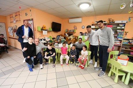 Ezer csokitojást vittek a fehérvári kosarasok a gyerekosztályra